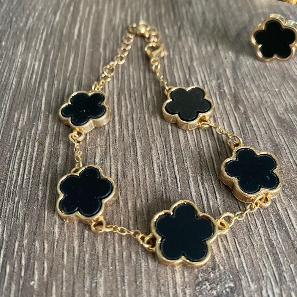 Elegant Black and Gold Clover Floral Jewelry Set - Picture 3 of 11